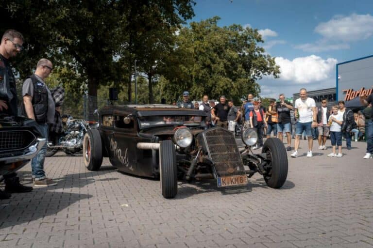 Rumble & Thunder 2022 bei Thunderbike in Hamminkeln. Besucher zwischen Hot Rods und Custom Cars and Bikes.