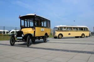 Ford F-Oldtimerbus im Transit Oost Museum in Winterswijk