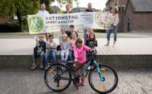 6-jährige Bocholterin sicherte sich den Hauptpreis aus dem Gewinnspiel zum Aktionstag "Sport und Kultur" im Bocholter Langenbergpark. Sie erhielt ein neues Fahrrad.